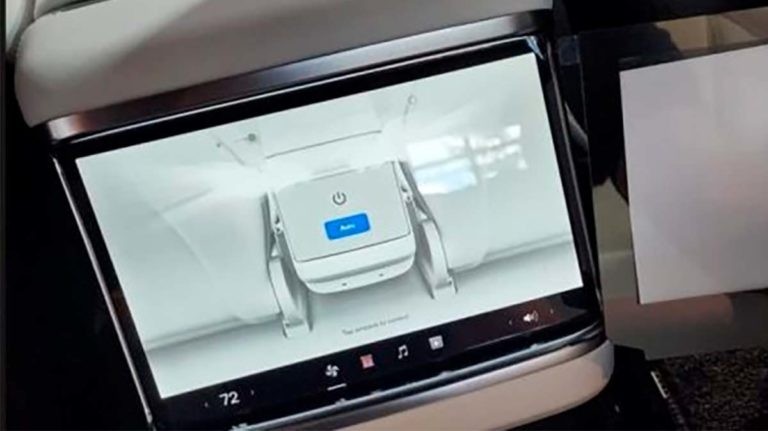 Tesla trang bị màn hình lớn cho người ngồi sau, hứa hẹn mở ra xu hướng mới