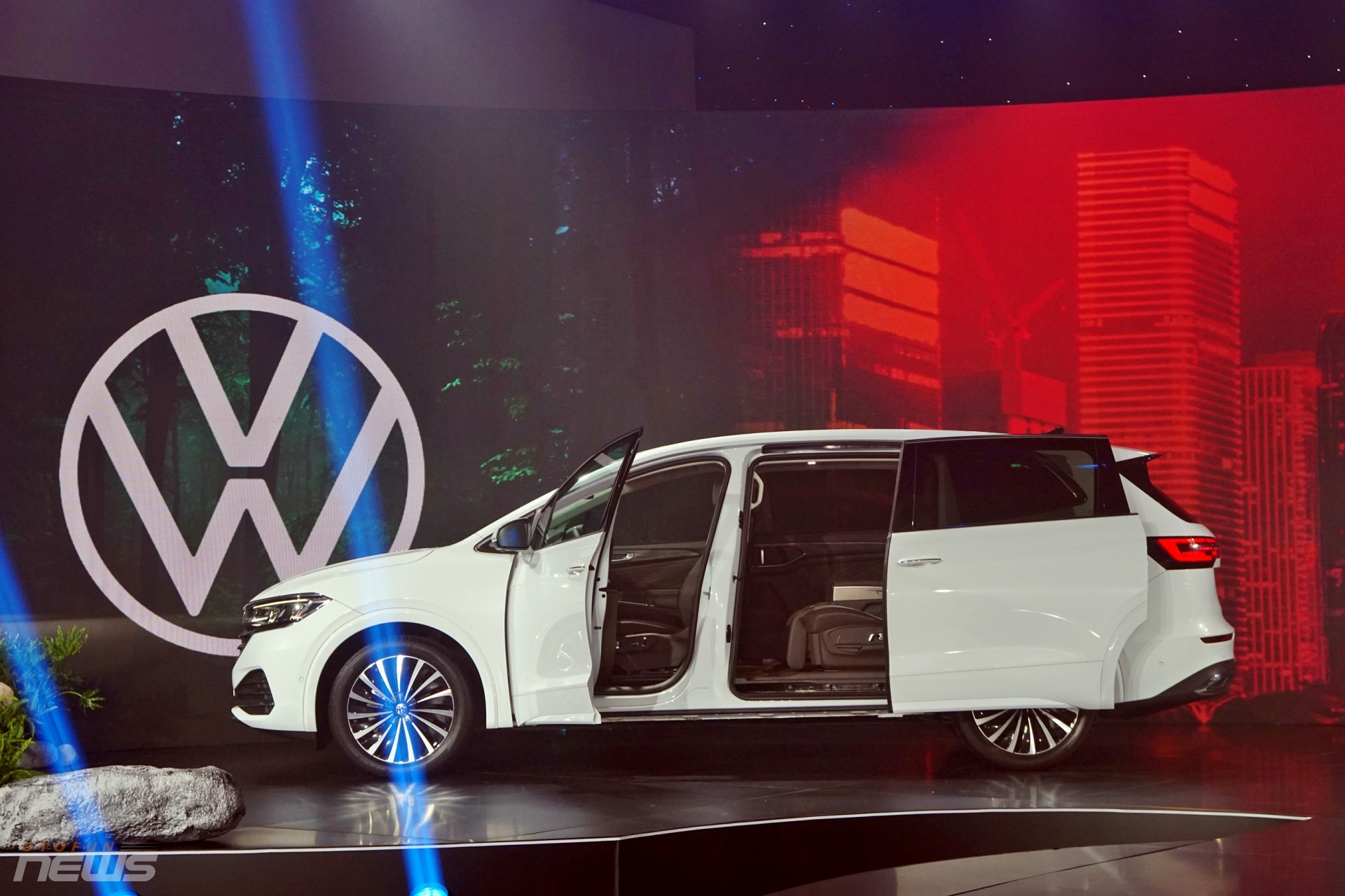 Cận cảnh Volkswagen Viloran 2024 với hàng ghế hạng thương gia vừa ra mắt tại Việt Nam