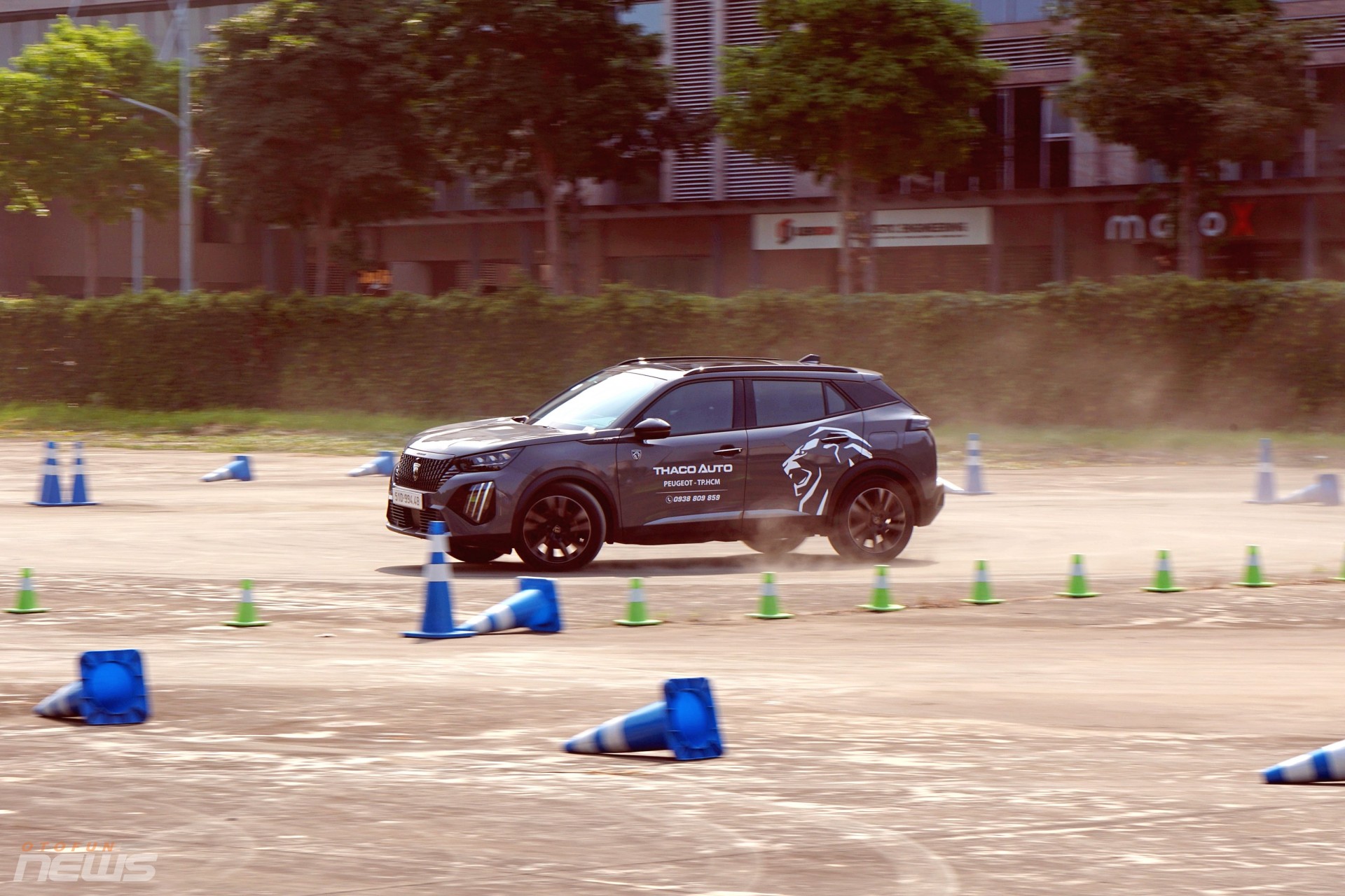 Đánh giá nhanh Peugeot 2008 2025 qua sa hình Gymkhana