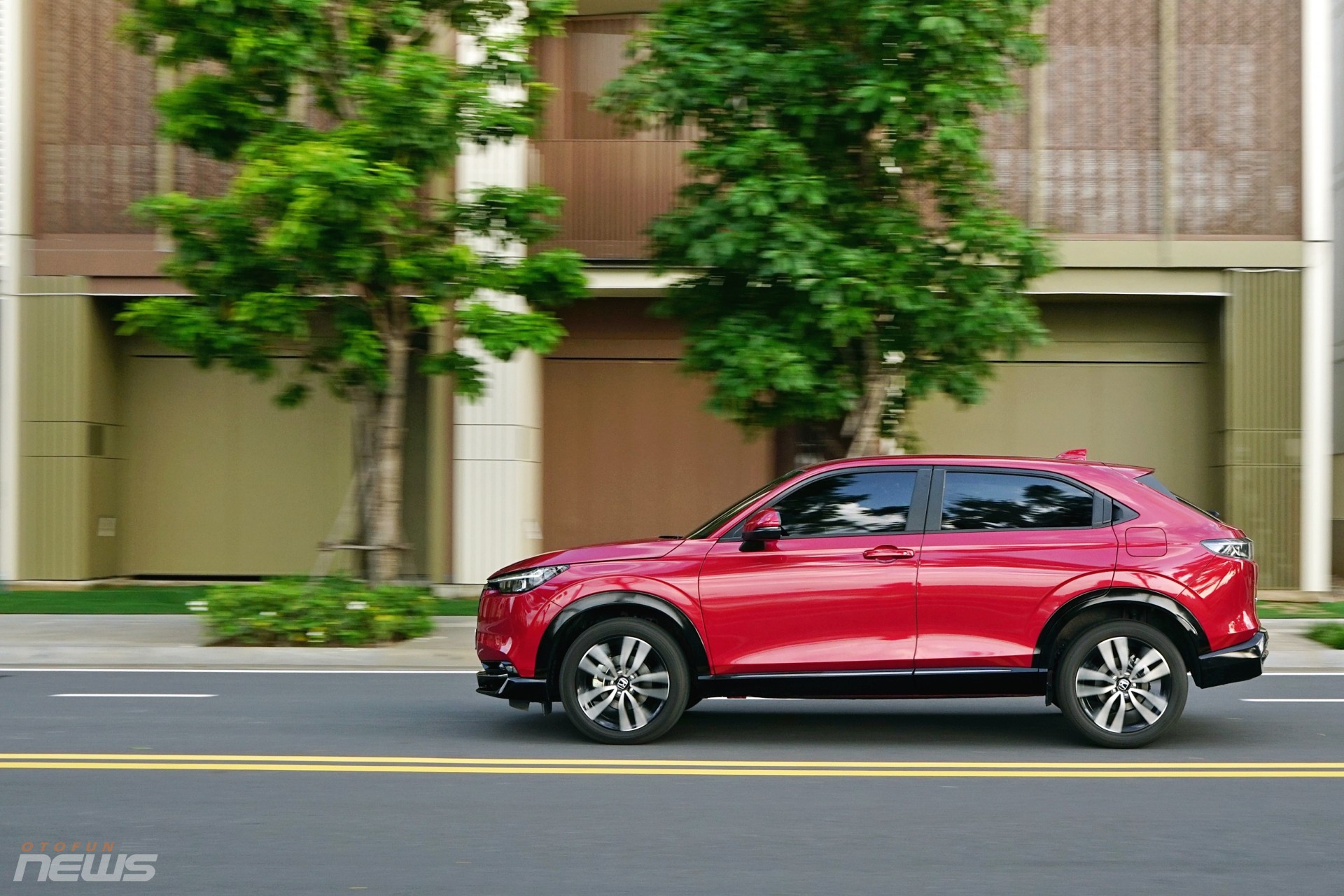 Đánh giá Honda HR-V e:HEV 2025