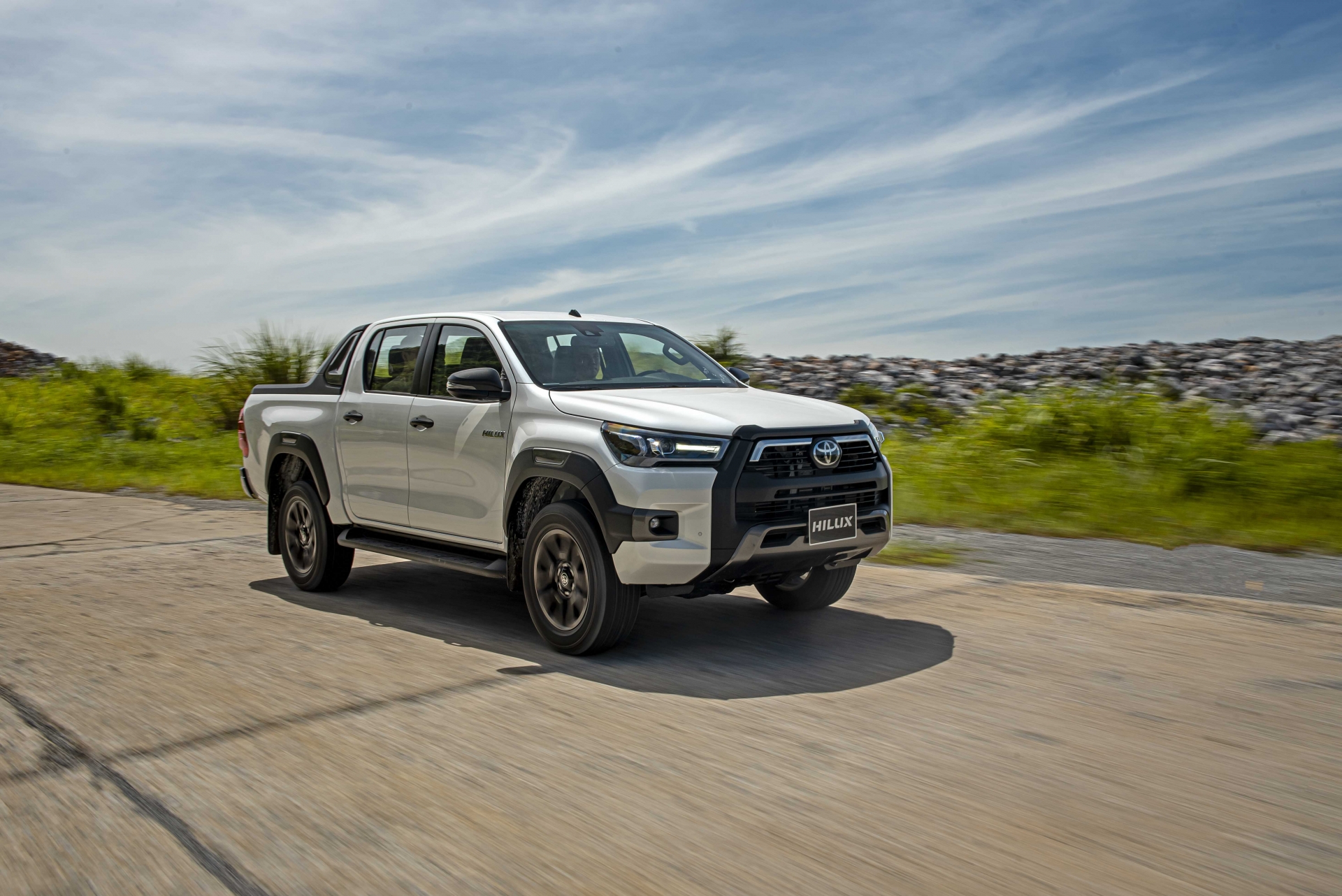 0350-ngoyi-thyt-hilux-2020-32