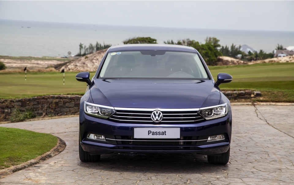 Volkswagen Passat giảm giá khủng lên đến 200 triệu đồng