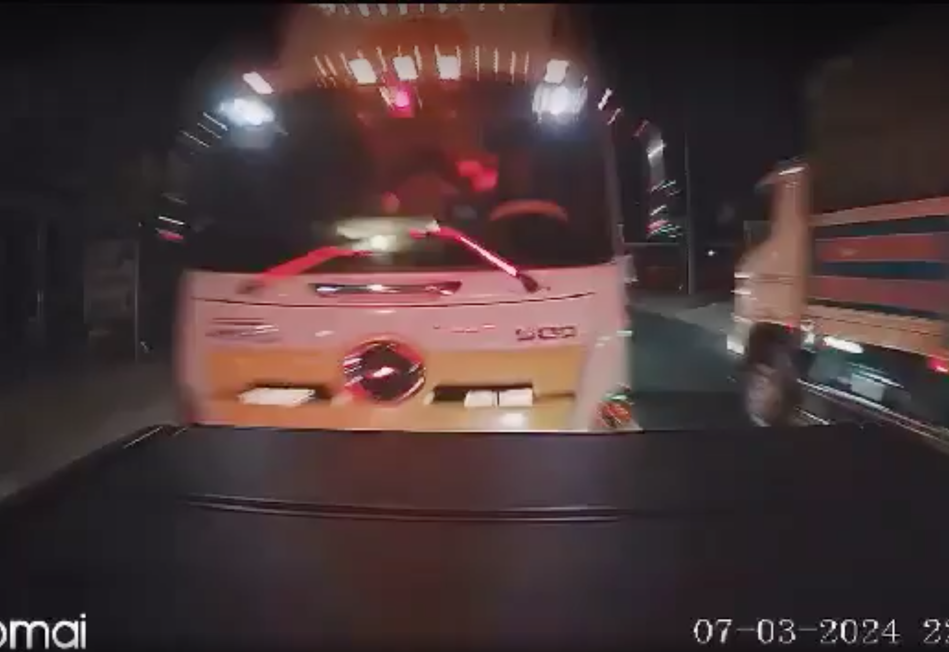 Video xe tải phía sau đâm vào đuôi chiếc Ford Ranger