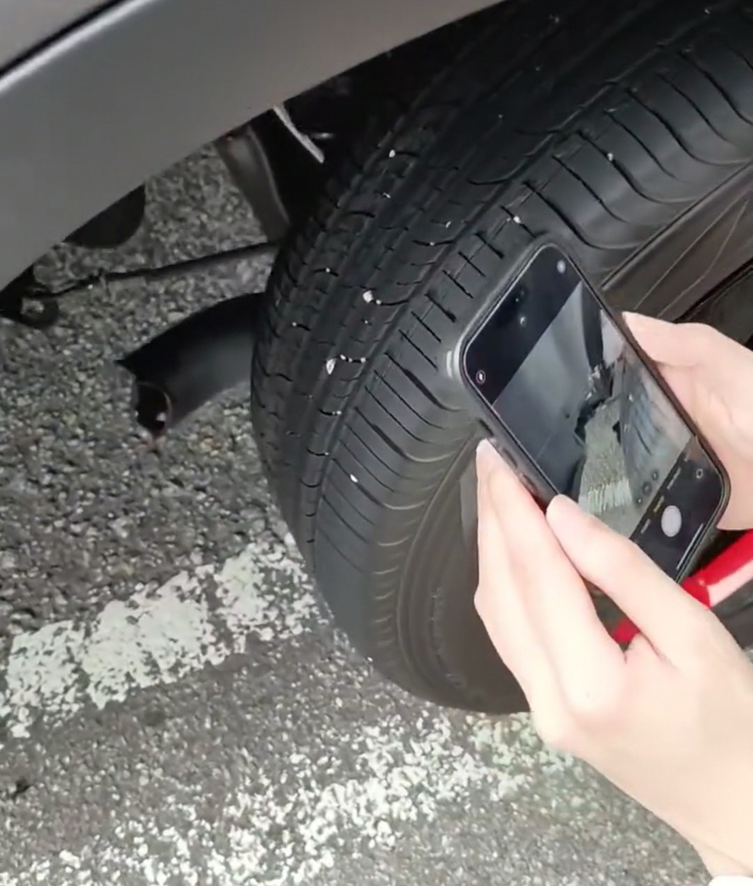 Xe Trung Quốc Omoda 5 đang chạy gãy treo sau