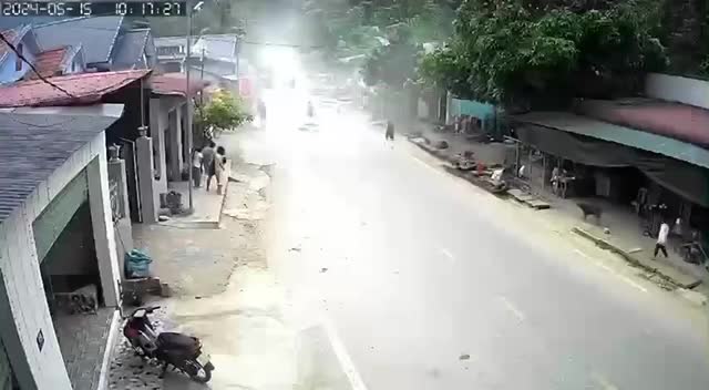 Clip ô tô cua gấp bị lật