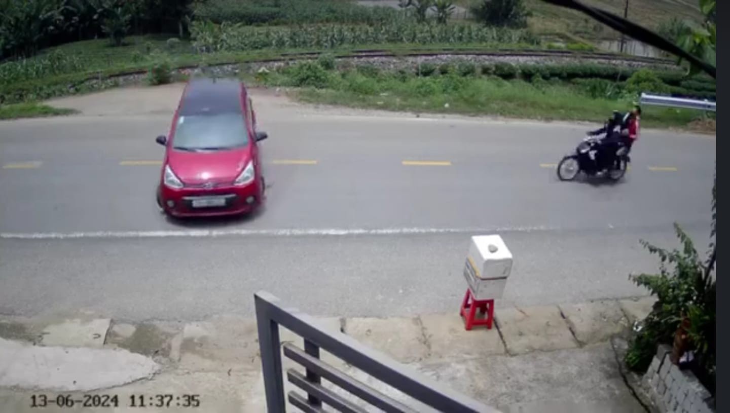 Xe máy kẹp 3 phóng nhanh đâm sầm vào ô tô sang đường thiếu quan sát