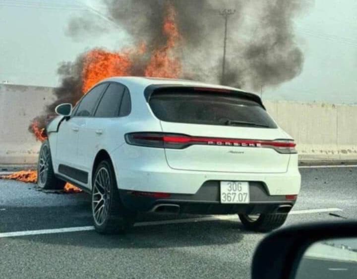 Porsche Macan cháy trên cao tốc Hà Nội -Hải Phòng sau khi đâm vào đuôi xe Corolla Cross