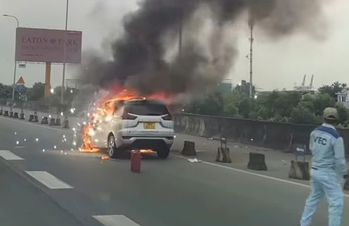 Mitsubishi Xpander cháy trơ khung trên cao tốc TP.HCM - Long Thành - Dầu Giây