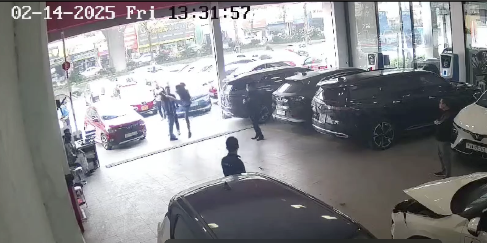 Chủ VinFast VF 5 bị hành hung sau va chạm vì mang xe đến sửa không đúng chỗ