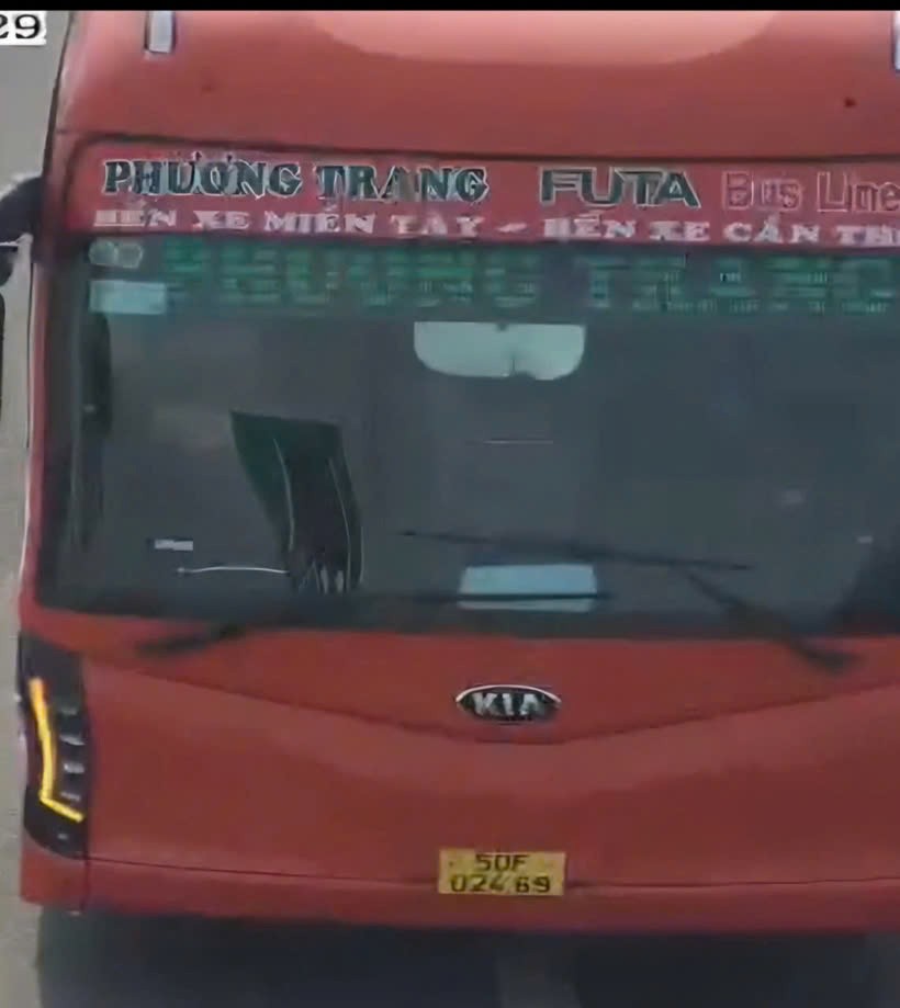 Xe khách Phương Trang đi lùi trên cao tốc Trung Lương - Mỹ Thuận - Cần Thơ