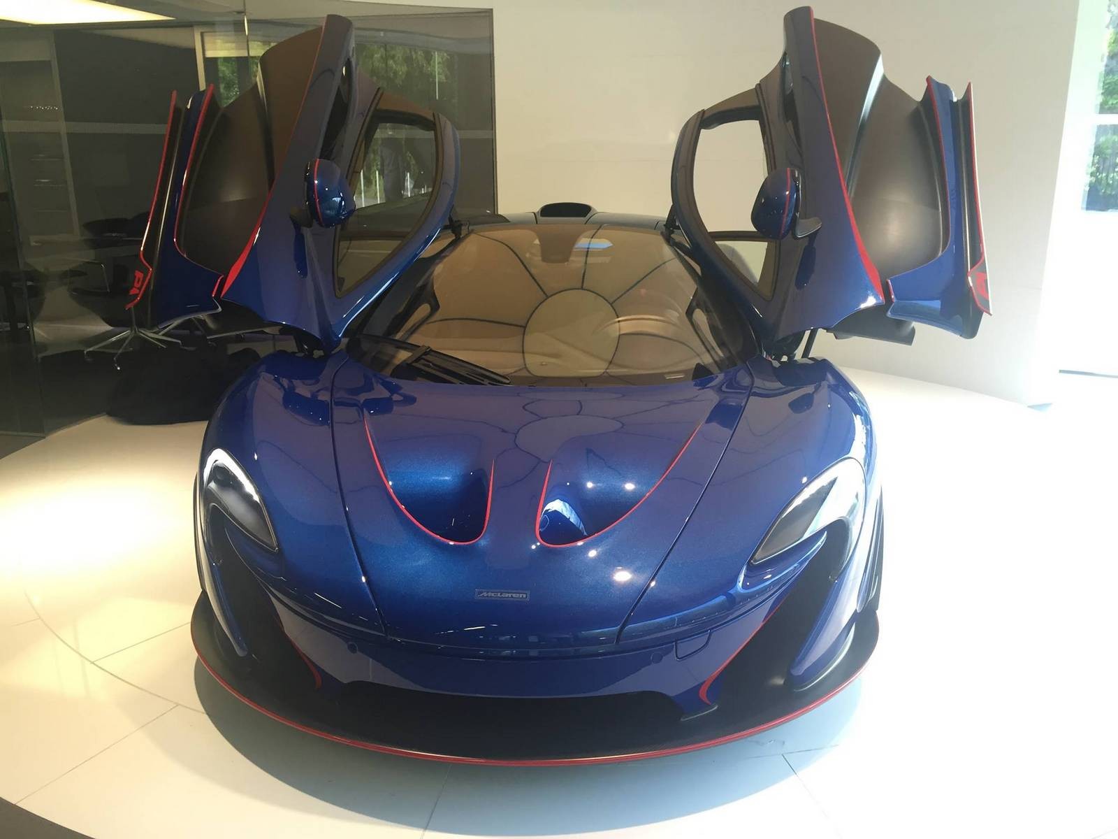 McLaren P1 Coupe bốc cháy, chủ siêu xe đòi bồi thường cả đại lý lẫn hãng xe
