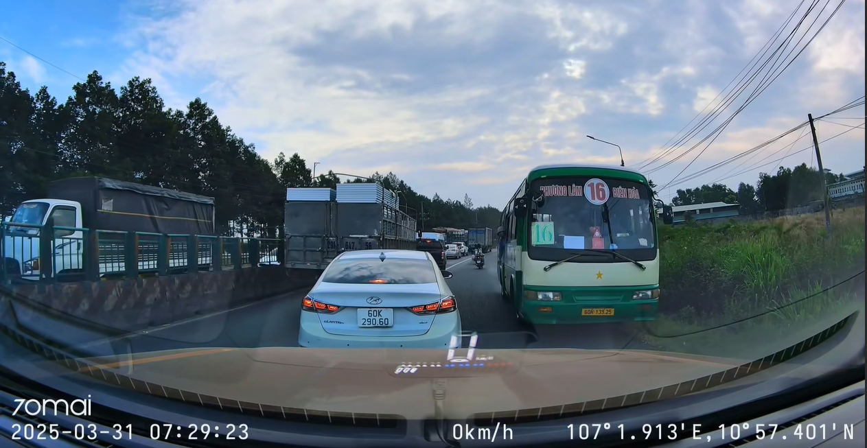 Xe buýt đi ngược chiều tại Đồng Nai