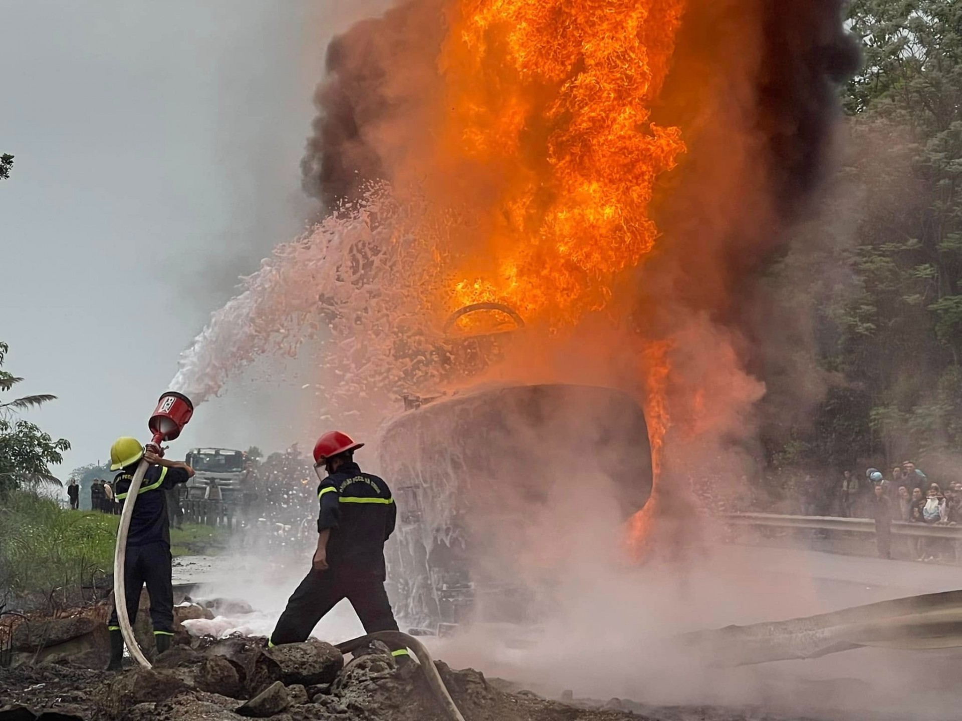Cháy xe chở dầu cao tốc Nội Bài - Lào Cai, một người tử vong