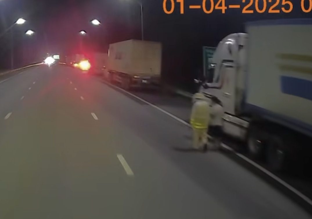 Nhiều ô tô dừng nghỉ trên cao tốc Nghi Sơn - Diễn Châu sai quy định