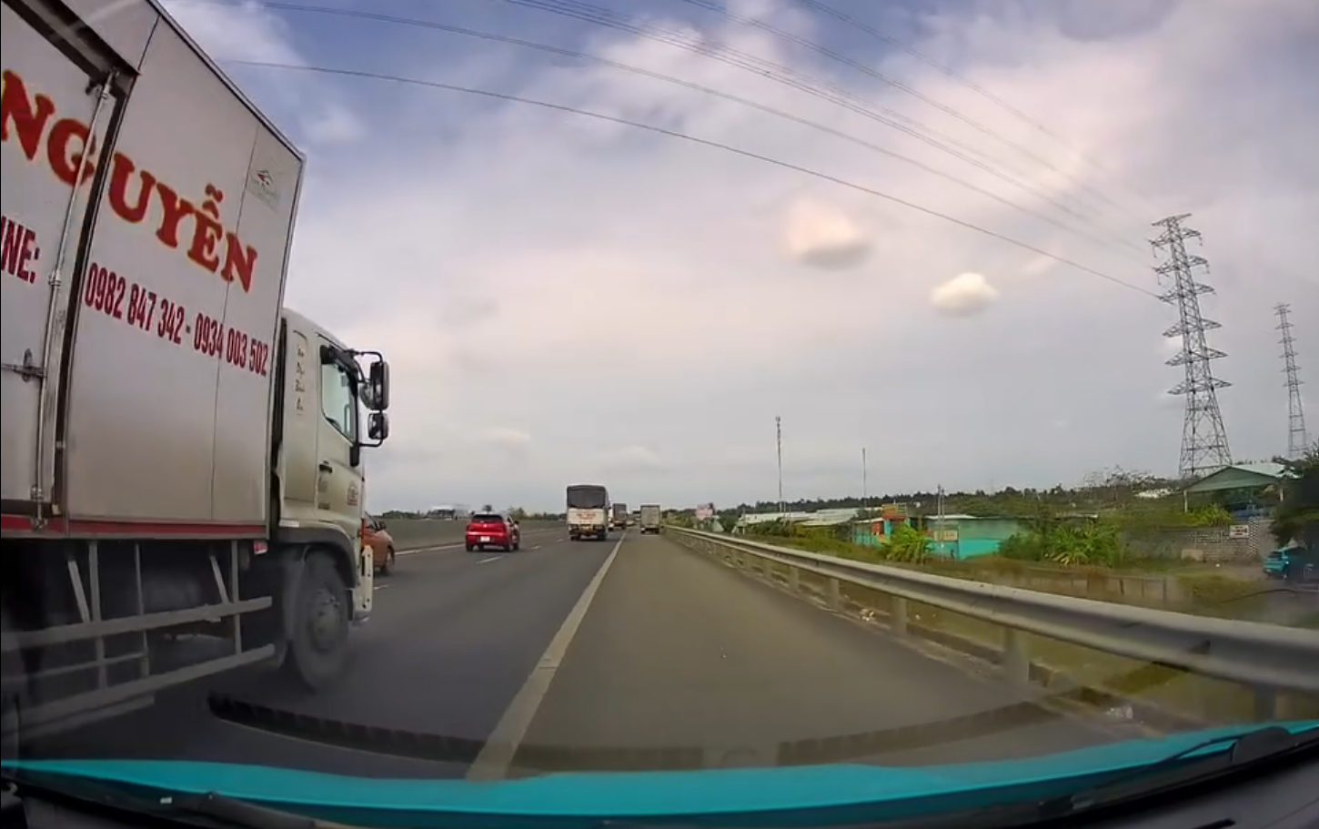 Đi song song trên cao tốc, xe con bị xe tải chuyển làn ép sát vào làn khẩn cấp