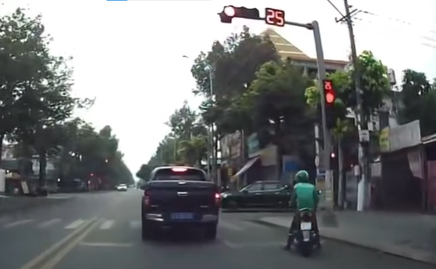 Xe biển xanh của Thanh tra giao thông Bình Dương vượt đèn đỏ