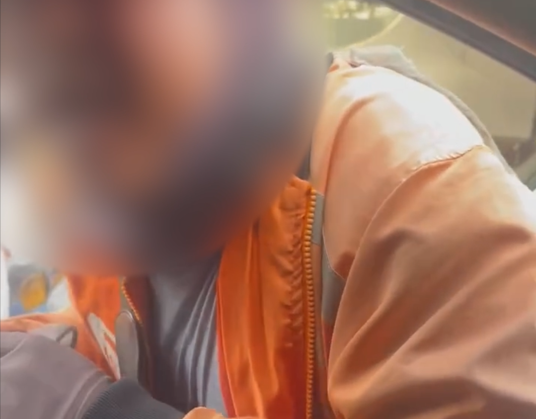 Người đi xe máy chặn đầu ô tô thách thức “tao thích đi ngược chiều, mày làm gì tao”