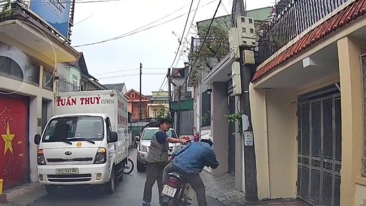 Tài xế xe tải cầm hung khí đánh người tại Hà Tĩnh