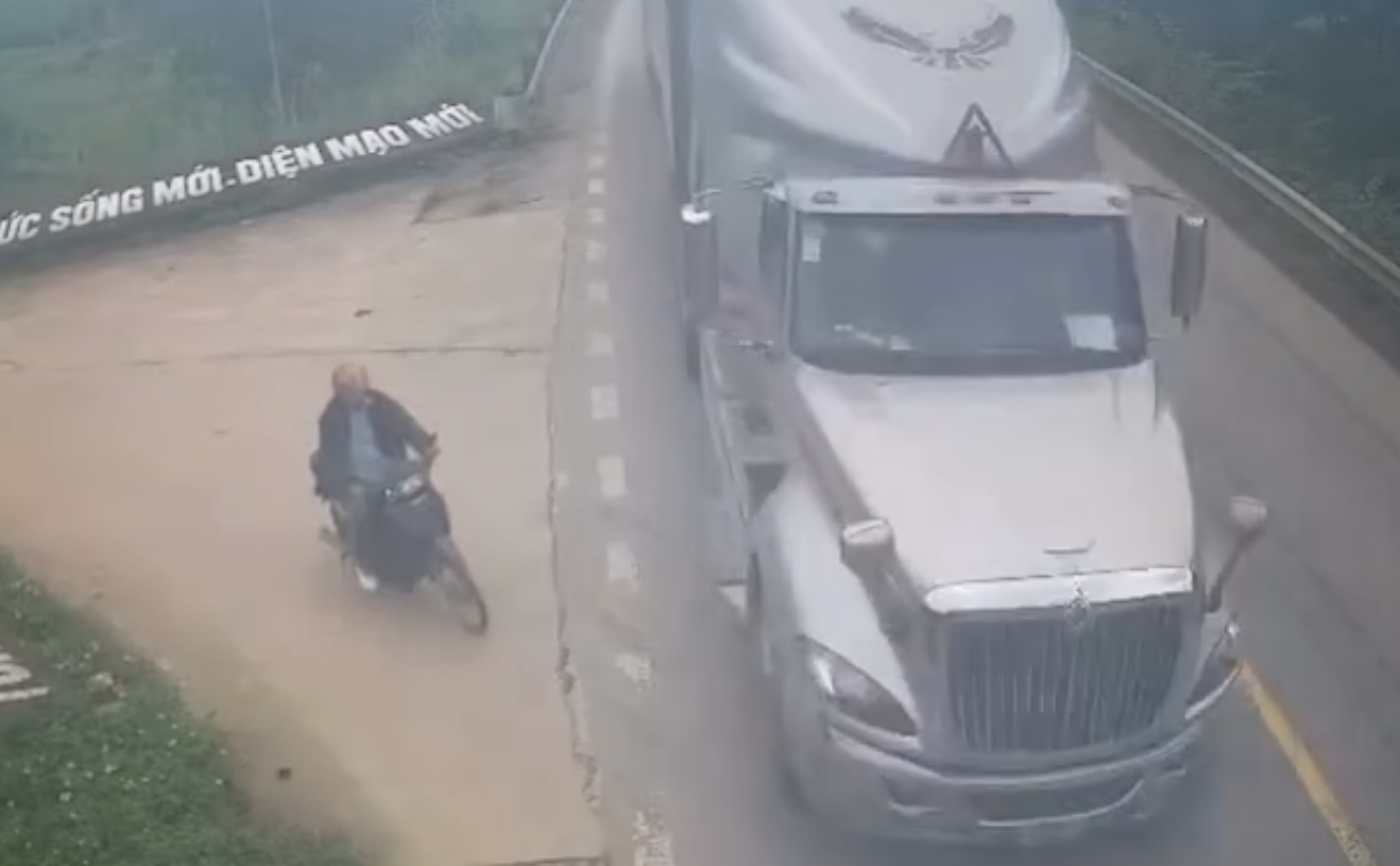 Thót tim khoảnh khắc người đi xe máy lao thẳng vào xe đầu kéo tại Hà Tĩnh