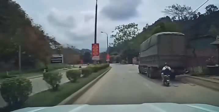 'Dán mắt' vào điện thoại, nam học sinh tông thẳng xe đạp điện vào đuôi xe tải