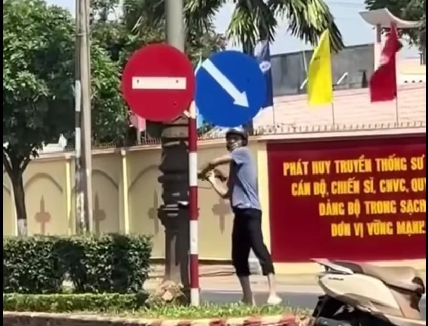 Đối tượng cầm búa điên cuồng đập biển báo giao thông tại Buôn Ma Thuột