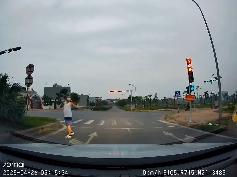 Người Đàn Ông Tập Thể Dục Giữa Ngã Tư Đèn Đỏ Gây Nguy Hiểm