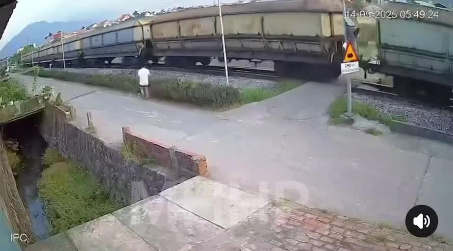Tàu hỏa húc người phụ nữ đeo tai nghe đi thể dục