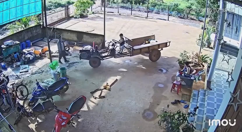 Cậu bé 6-7 tuổi điều khiển công nông