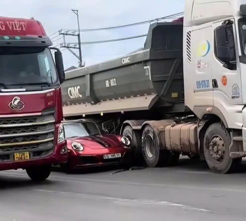 xe ben va chạm Porsche 911