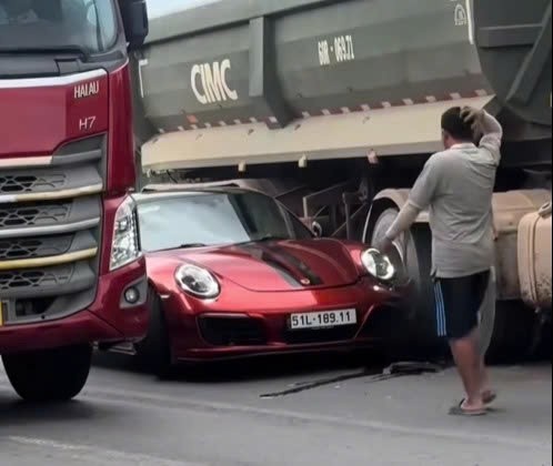 Porsche 911 va chạm xe ben