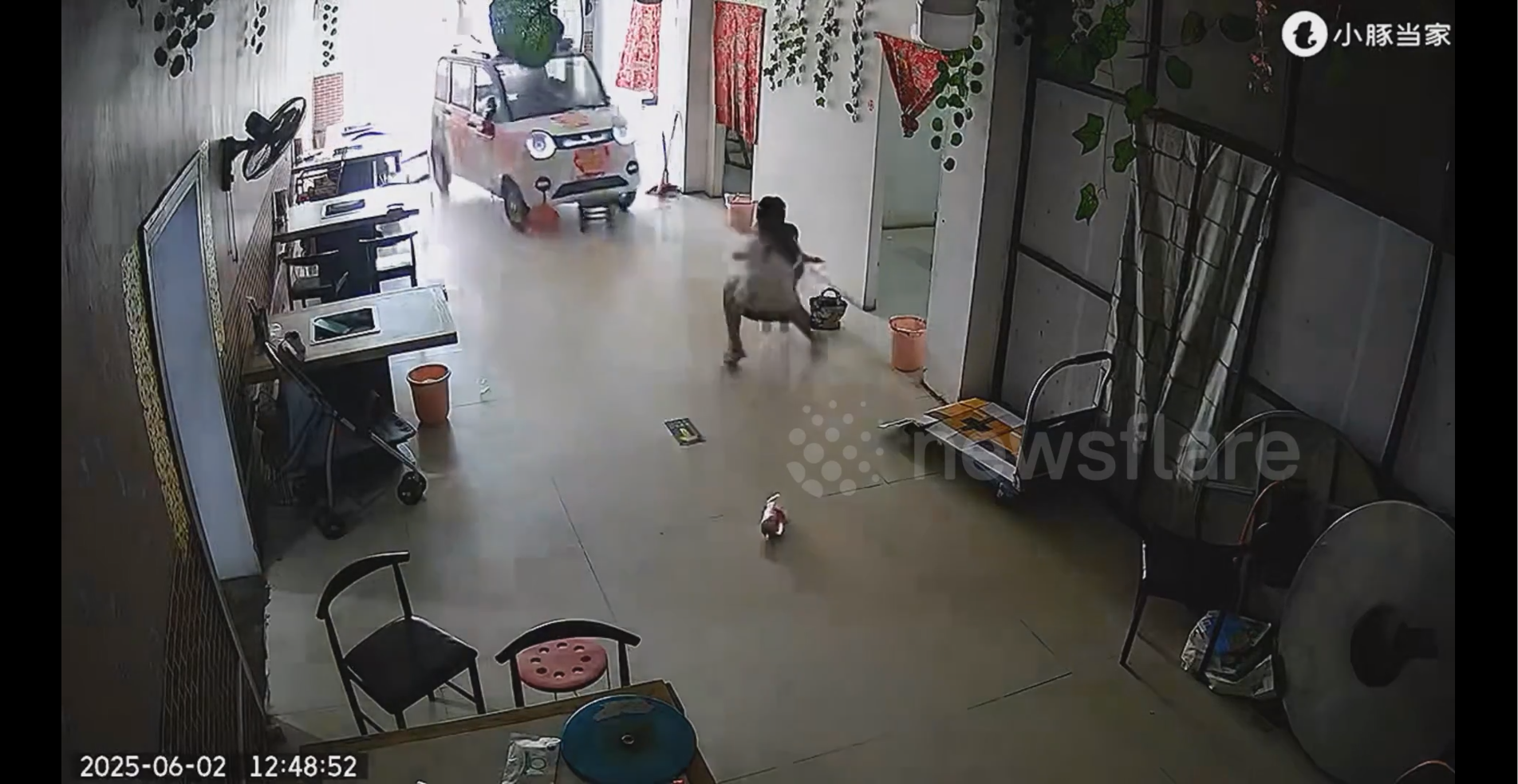 Chị gái nhanh chân cứu thoát em gái khi 'xe điên' lao vào nhà