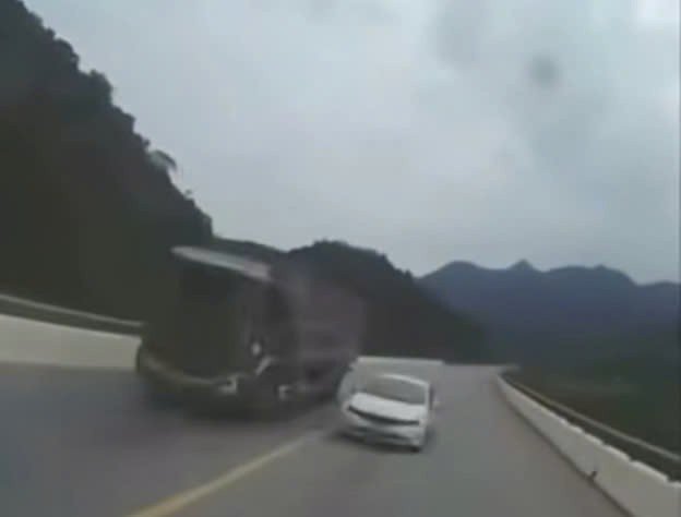Tai nạn liên hoàn ở cầu Cúc Phương sáng 9/6