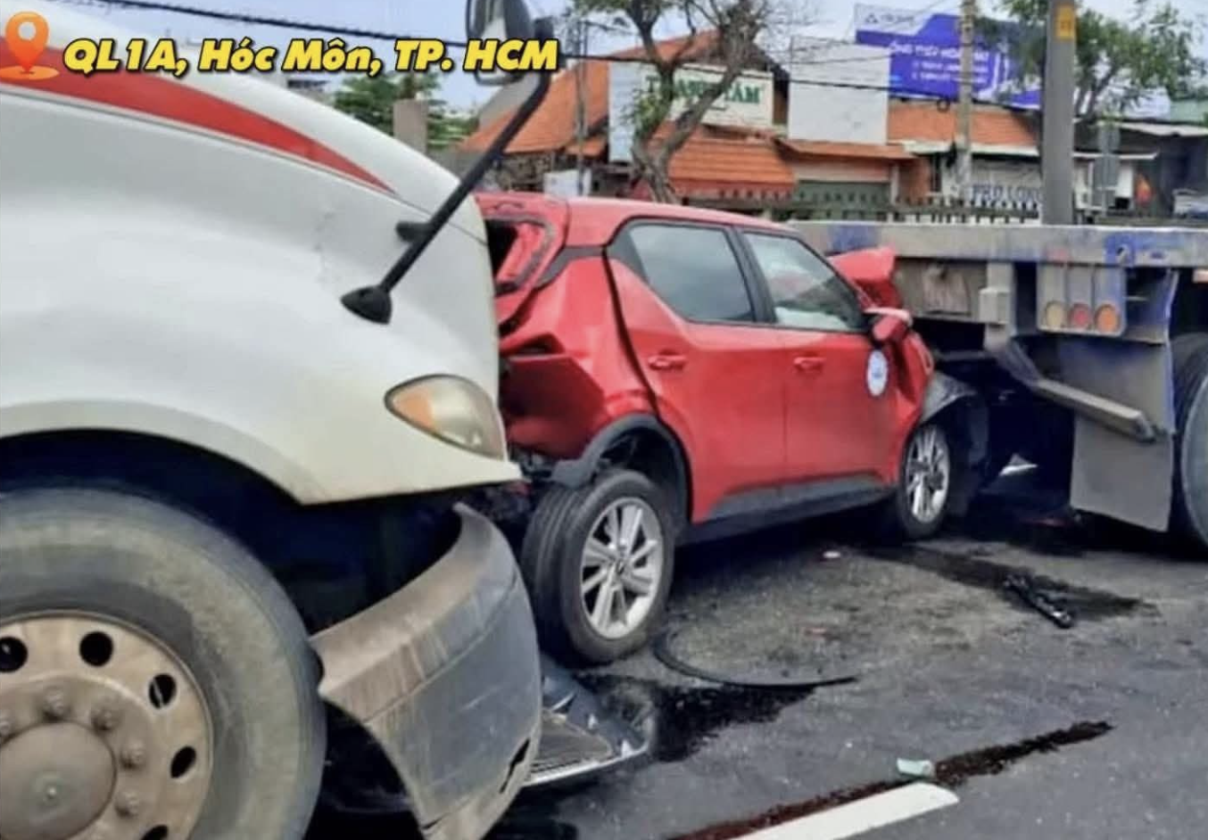 Hai xe công dồn tao VinFast VF 5 tại Hóc Môn, TP.HCM