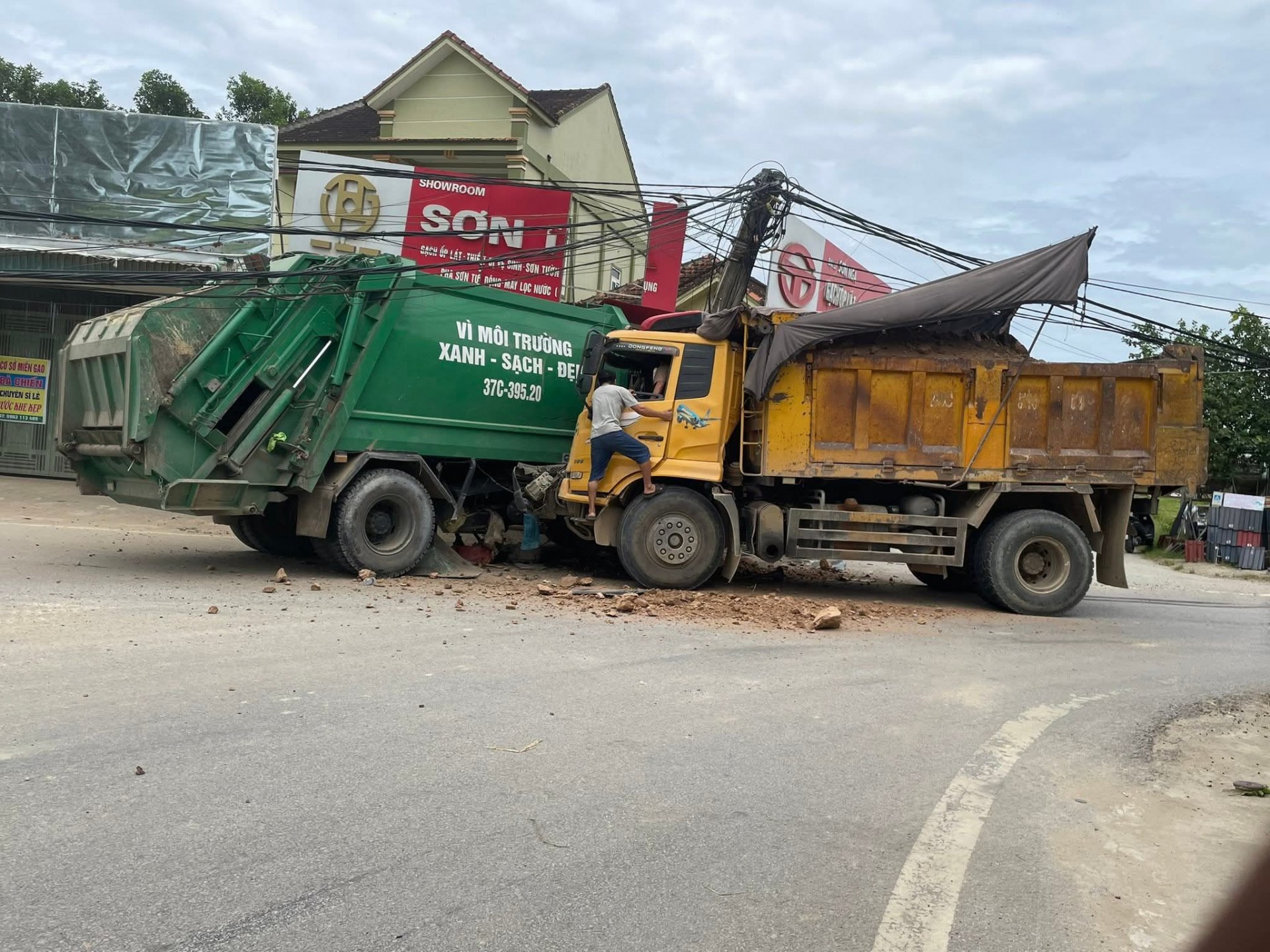 Xe tải và xe chở rác đâm nhau kinh hoàng tại Nghệ An