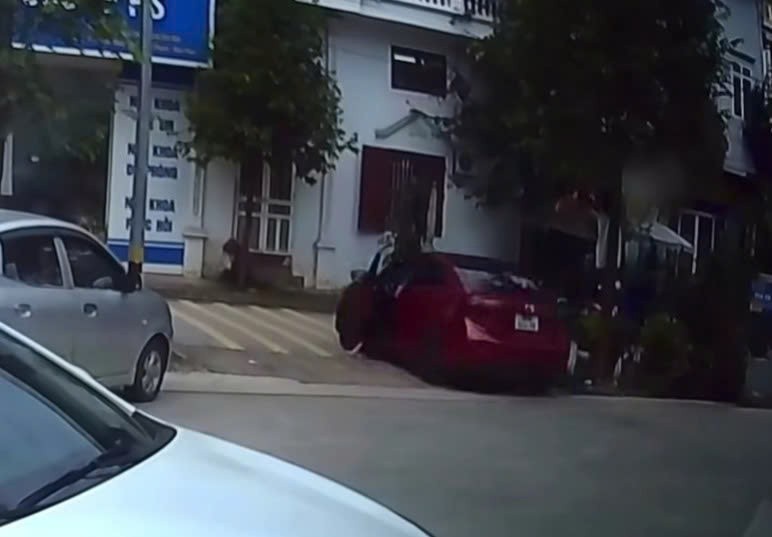 Về số N, quên kéo phanh tay, chiếc xe đang đổ xăng đâm sầm vào tường
