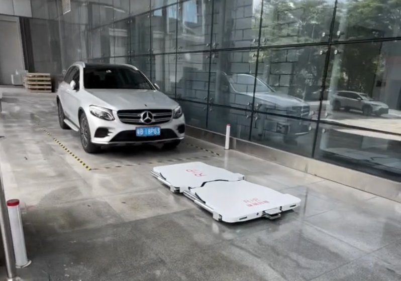Robot tự động đánh xe vào showroom tại Trung Quốc