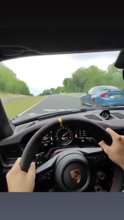Porsche 911 GT3 RS và BMW M2 Competition va chạm