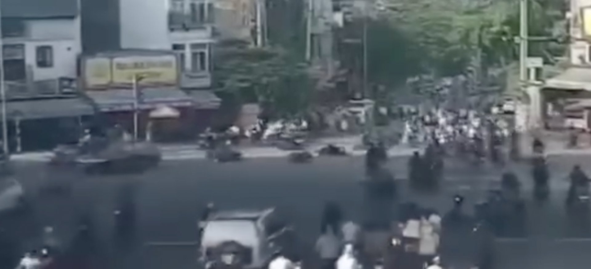 Video ô tô tông hàng loạt tại Trần Đại Nghĩa