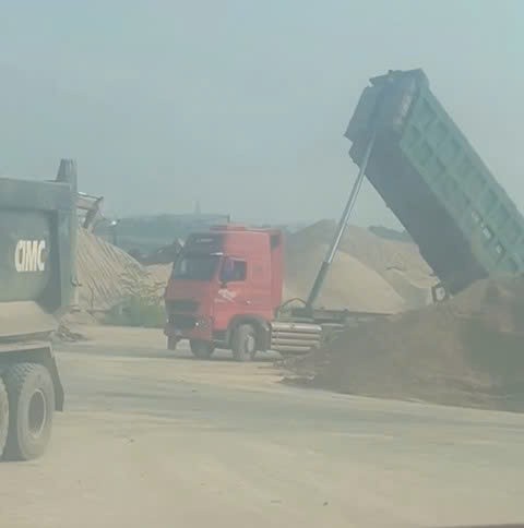 Xe ben đổ do tài xế thao tác sai khi đổ cát 2