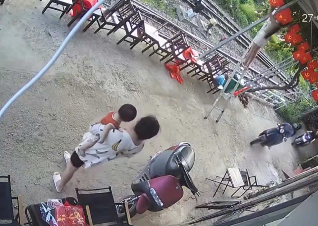 Thang đổ đúng lúc xe máy tới, may có camera "minh oan"