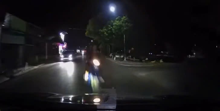 Xe máy đi ẩu, tông trực diện vào ô tô