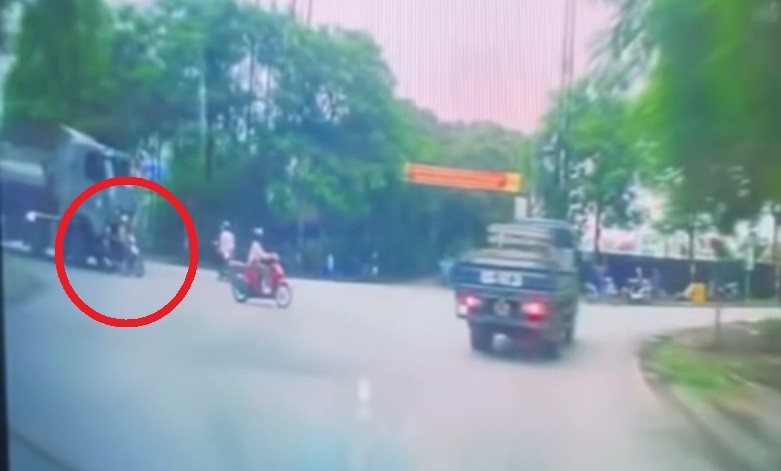 Đi trúng điểm mù xe tải, hai chị em ruột tử vong thương tâm