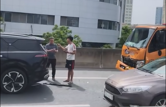 Hy hữu: Xe cứu hộ húc vào đuôi xe VF9 trên đường vành đai 3