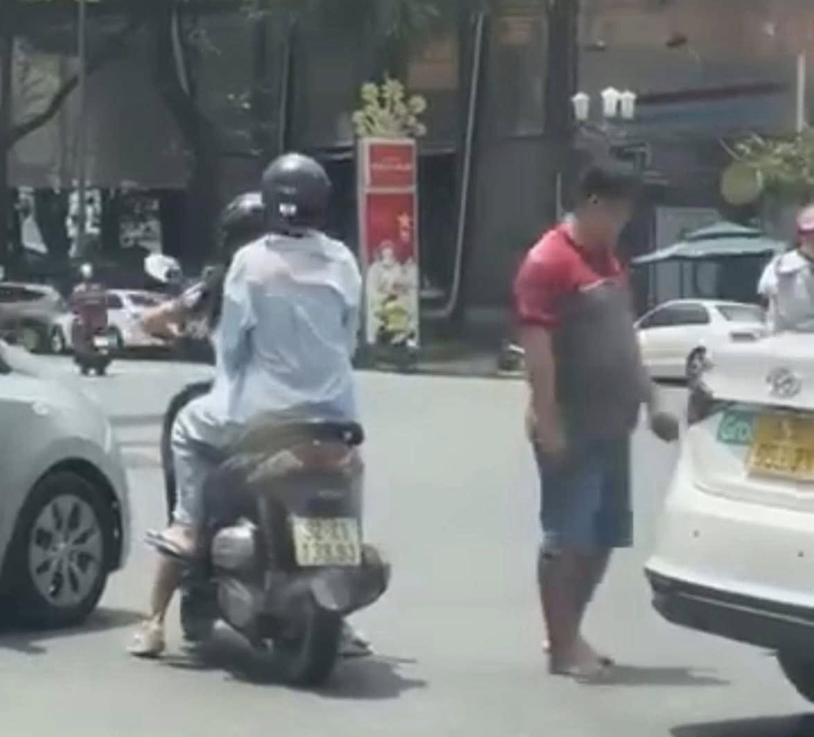 TP. HCM: Tài xế grab rút chìa khóa của người đi xe máy rồi bỏ đi