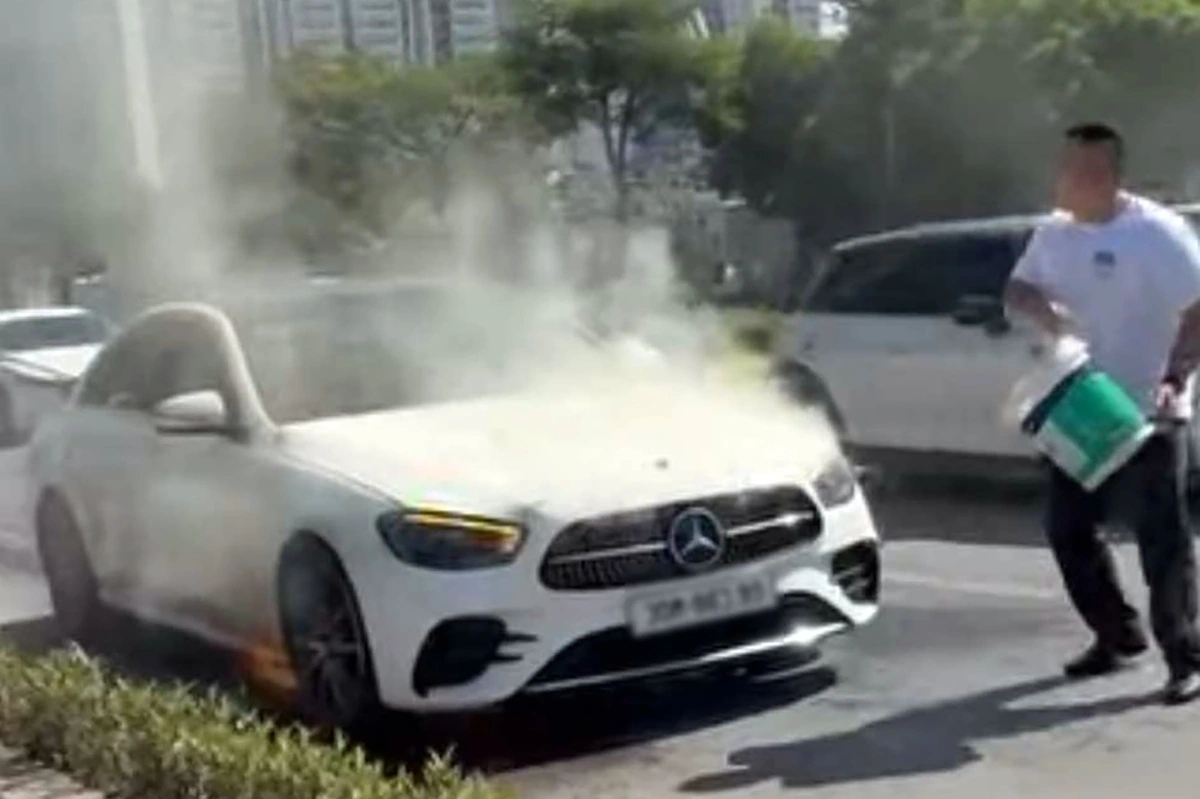 Ô tô Mercedes bất ngờ bốc cháy trên đường Hà Nội