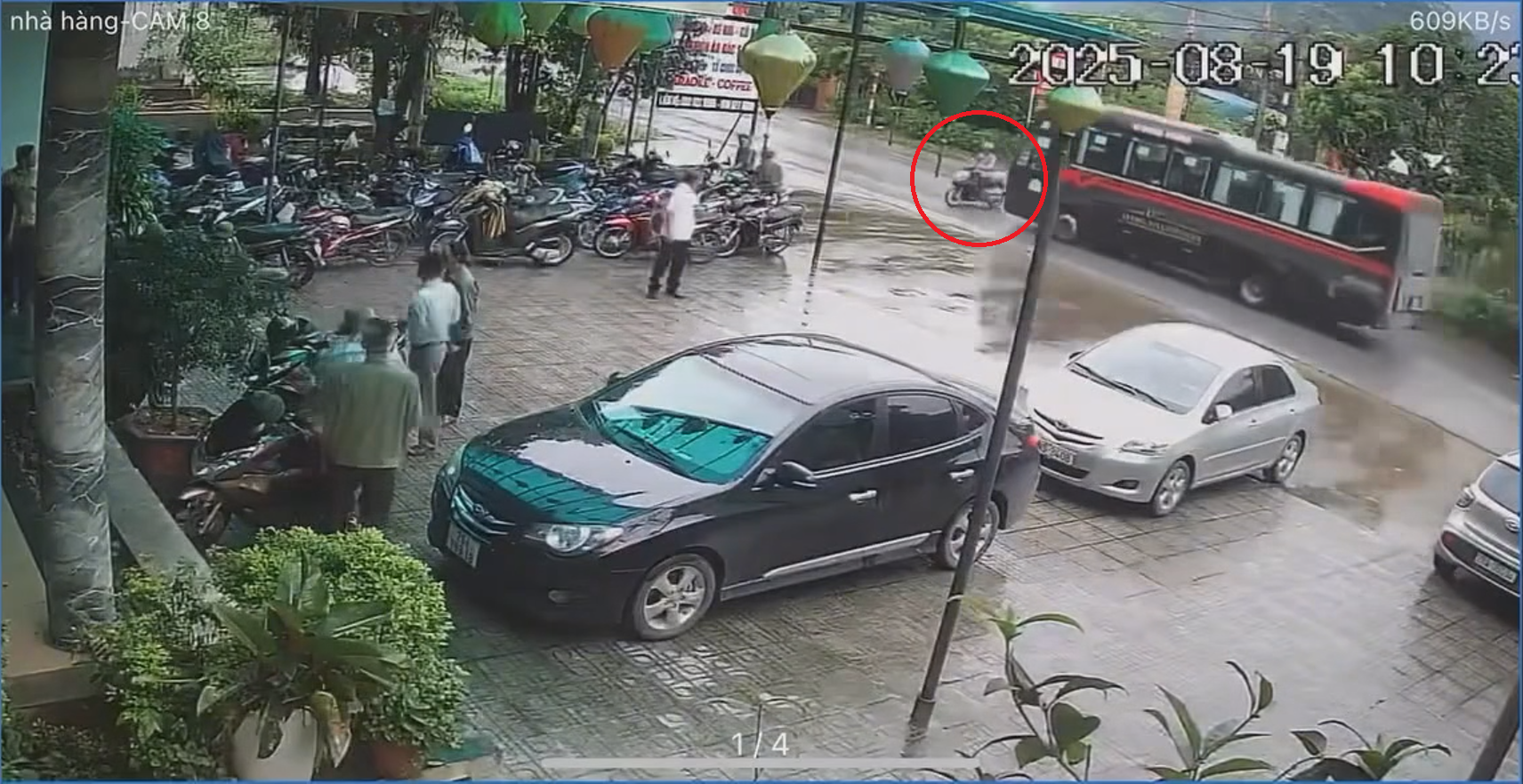 Sang đường ngập ngừng, xe máy va chạm với xe khách