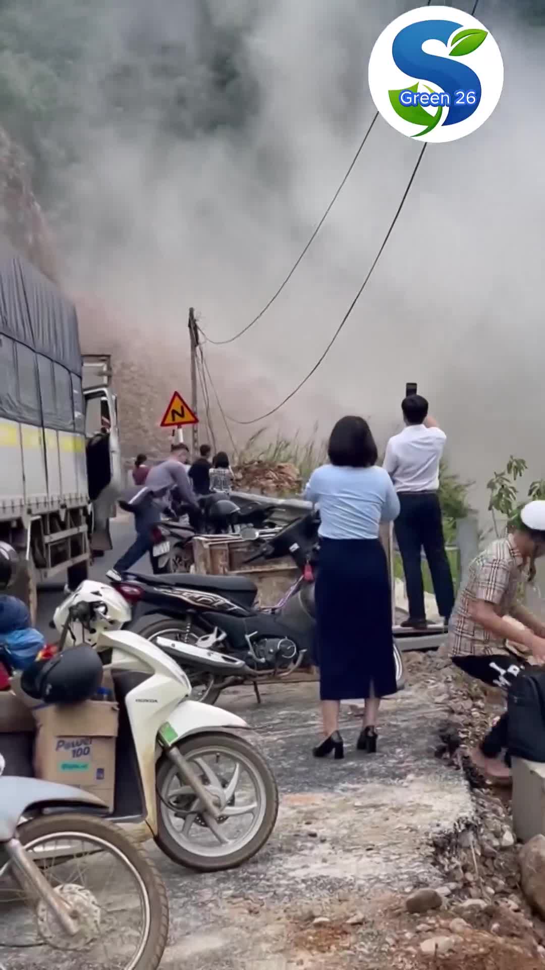 Đá núi sạt lở vùi lấp đường ở Sơn La