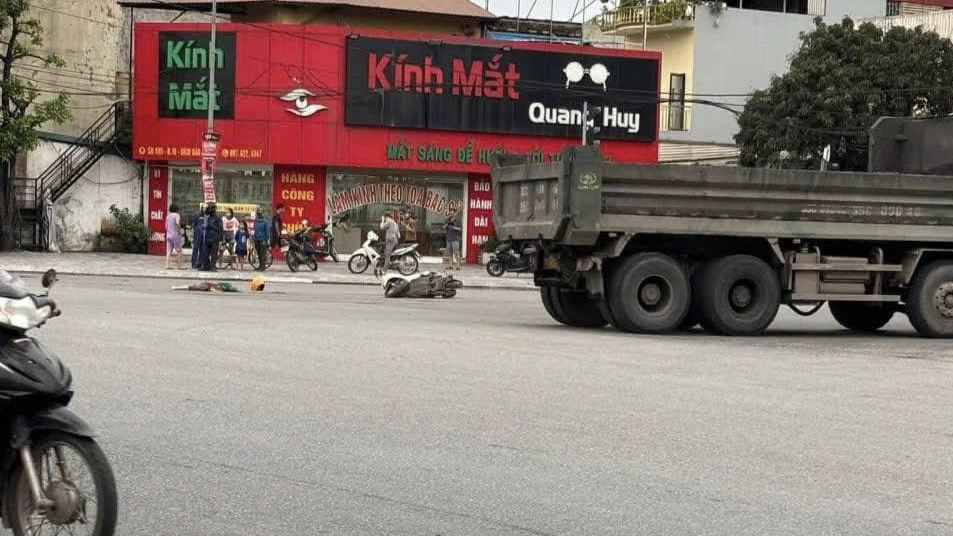 Sang đường thiếu quan sát, người lái xe máy bị xe tải cán tử vong
