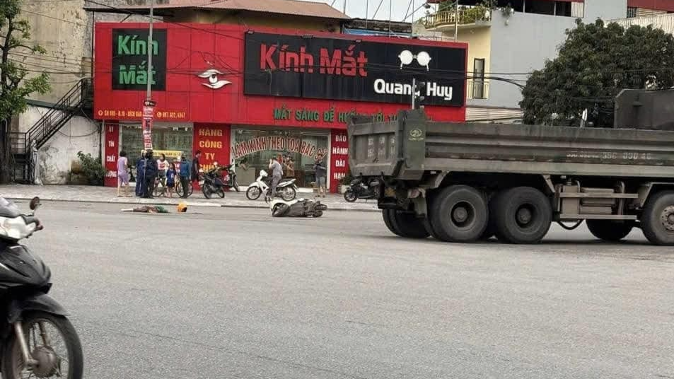 Sang đường thiếu quan sát, người lái xe máy bị xe tải cán tử vong