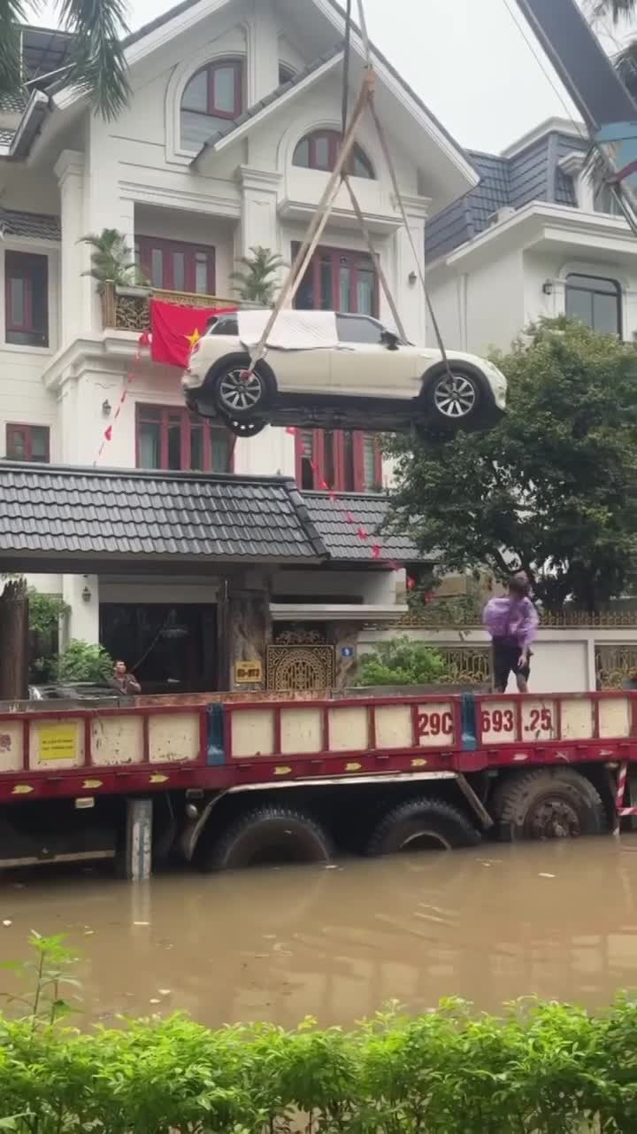 Video cẩu xe Mini và Mercedes khỏi nhà ngập